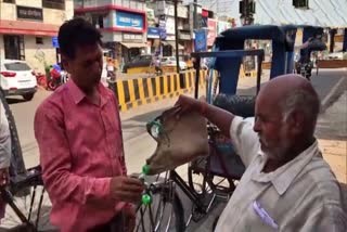 Waterman of Jabalpur provides drinking water for free to people