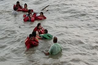 Boat capsizes in Chilika Lake in Odisha  Odisha  boat carrying 12 persons capsizes  Balasore tourist boat accident  Boat capsized in Chilika Lake in Odisha  ഒഡീഷയിൽ 12 പേരടങ്ങിയ ബോട്ട് മുങ്ങി  ഒഡീഷ ചിലിക്ക കായൽ ബോട്ട് അപകടം  ബാലസോർ വിനോദസഞ്ചാരികൾ പോയ ബോട്ട് മുങ്ങി