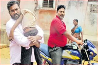 Humanity is over! The ambulance refused ... Father carried the body home on his shoulder