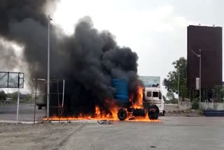 lorry-caught-fire-in-vijayapura