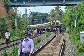 Ksd_kl2_train signal issue _7210525  train signal issue kasargod railway station  കാസർകോട് റെയില്‍വേ സിഗ്‌നല്‍ തകരാറില്‍; ട്രെയിനുകൾ വൈകി ഓടുന്നു