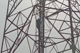 youth climbed on mobile tower in Jaipu