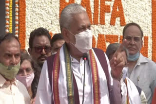 Parshottam Rupala anded over a cow dung log machine to IIT Delhi