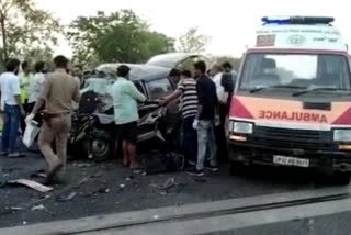 accident in mathura  accident on yamuma express  Uttara Pradesh accident news  ಮಧುರಾದಲ್ಲಿ ಭೀಕರ ರಸ್ತೆ ಅಪಘಾತ  ಯಮುನಾ ಎಕ್ಸ್​ಪ್ರೆಸ್​ವೇನಲ್ಲಿ ರಸ್ತೆ ಅಪಘಾತದಲ್ಲಿ ಜನರು ಸಾವು