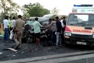 Seven died when an unknown vehicle hit a car on the expressway in Mathura. The car was going from Delhi to Agra.