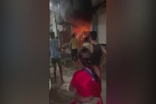 വന്‍ തീപിടുത്തം  ഇൻഡോറിലെ സ്വർണ ബാഗ് കോളനി  Massive fire in two-story building in madayapradesh  Massive fireഷോര്‍ട്ട് സര്‍ക്യൂട്ട്  ഇന്‍ഡോറില്‍ തീ പിടുത്തം  മധ്യപ്രദേശില്‍ വന്‍ തീപിടിത്തം