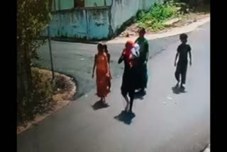 Women Abducted a Boy from mother  CCTV Footage of three women walking away with abducted baby  Nizamabad baby boy abduction  നിസാമാബാദില്‍ ആണ്‍കുഞ്ഞിനെ തട്ടികൊണ്ട് പോയത്  മൂന്ന് സ്ത്രീകള്‍ തട്ടികൊണ്ട് പോയ കുഞ്ഞുമായി പോകുന്നതിന്‍റെ സിസിടിവി ദൃശ്യങ്ങള്‍  തെലങ്കാന കുറ്റകൃത്യങ്ങള്‍