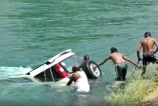 car-falls-into-bhakra-canal