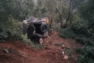 idukki accident off road jeep  നിയന്ത്രണം വിട്ട ഓഫ് റോഡ് ജീപ്പ് മറിഞ്ഞ് ഏഴ് പേർക്ക് പരിക്ക്; മൂന്നുപേരുടെ നില ഗുരുതരം  കൊളുക്കുമലയിലേക്ക് സഞ്ചാരികളുമായി പോയ വാഹനമാണ് അപകടത്തിൽപ്പെട്ടത്