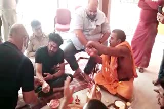 manoj-bajpayee-worship-in-deoghar-baba-mandir