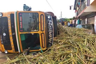 ಚಾಮರಾಜನಗರದಲ್ಲಿ ಕಬ್ಬಿನ ಲಾರಿ ಪಲ್ಟಿ