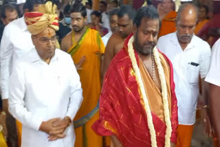 Vellore golden temple  karnataka governor  karnataka governor Thawar Chand Gehlot  Thawar Chand Gehlot visit Vellore golden temple  karnataka governor visit Vellore golden temple  Sri Lakshmi Narayani Golden Temple  வேலூர் பொற்கோயில்  கர்நாடக ஆளுநர்  கர்நாடக ஆளுநர் தவார் சந்த் கெலாட்  தவார் சந்த் கெலாட் பொற்கோயிலில் சாமி தரிசனம்  பொற்கோயிலில் சாமி தரிசனம் செய்த கர்நாடக ஆளுநர்