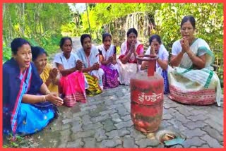 protest-against-hike-in-lpg-prices-at-amguri-in-sivsagar