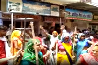 Women road jam in protest of new wine shop in Alwar