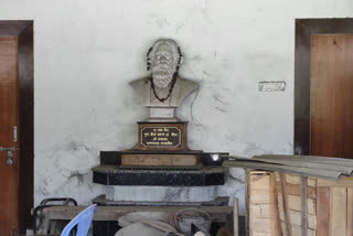 Even after two years Rabindranath statue locked in Malda