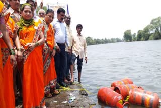 Women throw gas cylinders in Panchganga river