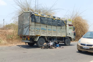 तेज रफ्तार से आ रहे ट्रक में घुसी बाइक