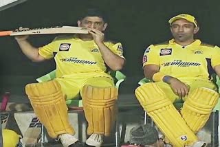 Amit Mishra  Chennai Super Kings  IPL 2022  MS Dhoni  viral photo  MS Dhoni eats his bat  Sports News  Cricket News  आईपीएल 2022  एमएस धोनी  अमित मिश्रा  खेल समाचार  आईपीएल की खबरें  धोनी बल्ला चबाते हुए