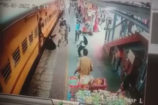 GRP Constable saves a lady : જીઆરપી જવાનની સતર્કતાથી કેવી રીતે બચી મહિલાની જિંદગી જૂઓ