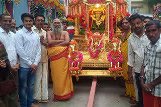 Gayatri Devi Golden Chariot Festival celebration in Bengaluru, Golden Chariot made for Gayatri Devi in Bengaluru, Golden Chariot made by Panchamukhi Gayatri principality, ಬೆಂಗಳೂರಿನಲ್ಲಿ ಗಾಯತ್ರಿ ದೇವಿ ಚಿನ್ನದ ರಥೋತ್ಸವ ಆಚರಣೆ, ಬೆಂಗಳೂರಿನಲ್ಲಿ ಗಾಯತ್ರಿ ದೇವಿಗೆ ಚಿನ್ನದ ರಥ, ಪಂಚಮುಖಿ ಗಾಯತ್ರಿ ಸಂಸ್ಥಾನದಿಂದ ಚಿನ್ನದ ರಥ ಕೊಡುಗೆ,