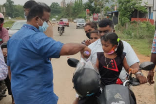 கேரளாவில் பரவி வரும் தக்காளி காய்ச்சலால் தமிழ்நாடு எல்லையில் பரிசோதனை