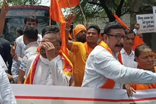 hindu front workers chants hanuman chalisa near qutub minar
