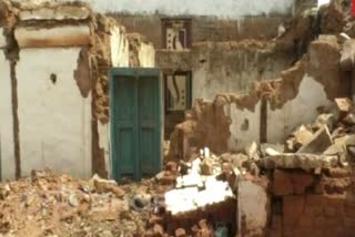 More than 30 houses are destroyed due to premature rain