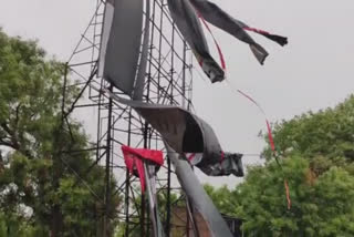 Banner teared and fell on a power cable  Banners placed in violation of a court order  Banner fell on a power cable in chennai  நீதிமன்ற உத்தரவை மீறி வைக்கப்பட்ட பேனர்கள்  காற்றில் கிழிந்து மின்சார கேபில் மீது விழுந்த பேனர்  சென்னையில் மின்சார கேபில் மீது விழுந்த பேனர்