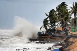 അസാനി ആന്ധ്രാതീരം തൊടും  അസാനി ചുഴലിക്കാറ്റ്  സംസ്ഥാനത്ത് മഴ തുടരും  മത്സ്യബന്ധത്തിന് നിയന്ത്രണങ്ങള്‍  cyclone Asani