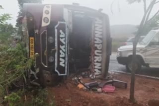 Bus Accident:ବସ-ଟ୍ରଲର ଧକ୍କା, ଜଣେ ମୃତ ୨୬ ଆହତ