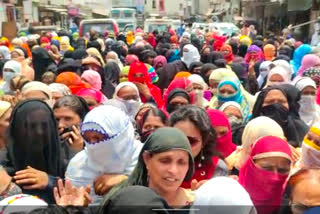 کھرگون میں پولیس کی یکطرفہ کاروائی کے خلاف مسلم خواتین کا احتجاج