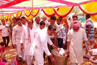 Minister Suresh Dhakad picked up plate