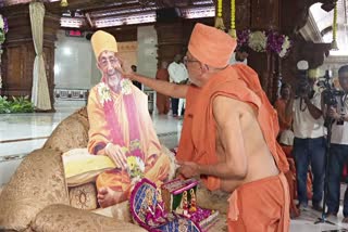 88th Pragatay Parva celebration: સાધુ સંતોએ પ્રેમસ્વરૂપ સ્વામીને ચાદર ઓઢાવી ગાદી પર બેસાડતા નવો વળાંક આવ્યો