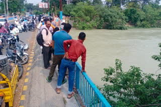 Youth and girl jumped in Ganganahar at Roorkee