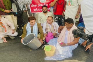 Water problem in Ahmedabad: લ્યો બોલો! કોંગ્રસેના કોર્પોરેટરો મ્યુનિ. કમિશનરના ઘરે ડોલ લઈને નાહવા પહોંચ્યા