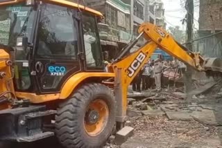 mla-amanatullah-khan-and-supporters-detained-during-removal-of-encroachment-in-madanpur