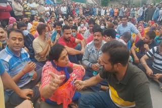 kashmiri-pandits-protest-in-budgam-against-killing-of-pandit-employee-by-unknown-gunmen