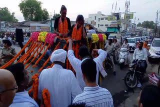 People welcome Chanchal Soni and Rajni Joshi in Dhamtari