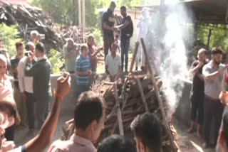 Protests erupt over Kashmiri Pandit killing family demands probe  Last rites conducted for Kashmiri Pandit killed by militants  Kashmiri Pandit  family demands probe  Chadoora Tehsil office  Jammu and Kashmir  കശ്‌മീരില്‍ പണ്ഡിറ്റ് സര്‍ക്കാര്‍ ജീവനക്കാരനെ ഭീകരര്‍ കൊലപ്പെടുത്തിയ സംഭവം  പണ്ഡിറ്റുകളെ തെരഞ്ഞുപിടിച്ചുള്ള ആക്രമണം  കശ്മീരിലെ തീവ്രവാദം  രാഹുല്‍ ഭട്ടിന്‍റെ കൊലപാതകം