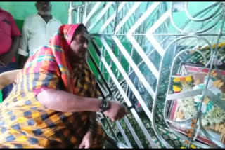 Hindu woman worship in Dargah at Hubli, Hubli Hindu woman worship news, Hubli news, ಹುಬ್ಬಳ್ಳಿಯ ದರ್ಗಾದಲ್ಲಿ ಹಿಂದೂ ಮಹಿಳೆ ಪೂಜೆ, ಹುಬ್ಬಳ್ಳಿ ಹಿಂದೂ ಮಹಿಳೆ ಪೂಜೆ ಸುದ್ದಿ, ಹುಬ್ಬಳ್ಳಿ ಸುದ್ದಿ,