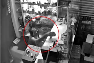 Theft in the medical shop  Thief naked for 2 hours in Hyderabad  Hyderabad crime news  ತೆಲಂಗಾಣದ ಮೆಡಿಕಲ್​ ಶಾಪ್​ನಲ್ಲಿ ಕಳ್ಳತನ  ಹೈದರಾಬಾದ್​ನಲ್ಲಿ ಬೆತ್ತಲಾಗಿ ಹಣ ದೋಚಿದ ಕಳ್ಳ  ಹೈದರಾಬಾದ್​ ಅಪರಾಧ ಸುದ್ದಿ