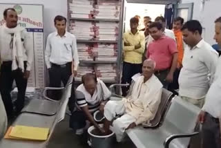 jabalpur son washed father feet