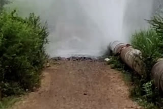 Water spills up to 35 feet due to rupture of water pipelines In maharastra