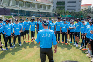 Ricky Ponting football  Delhi Capitals Ricky Ponting  Ponting plays football with players  Delhi Capitals news  ഡല്‍ഹി ക്യാപിറ്റല്‍ പരിശീലനം  റിക്കി പോണ്ടിങ്  റിക്കി പോണ്ടിങും ഡല്‍ഹി താരങ്ങളും  ഡല്‍ഹി ക്യാപിറ്റല്‍സ് പരിശീലനം