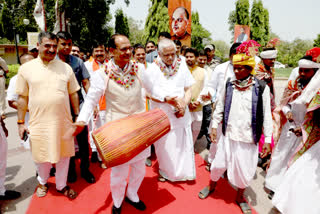 Shivraj Singh Chauhan dance on Mandal beat