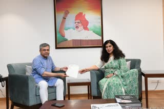 Saroj Pandey meets Union Railway Minister