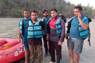 Rajasthani Tourist flow in rishikesh Ganga