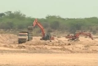 Sand Mining: టెండర్‌ దక్కించుకుందొకరు.. తవ్వుకుంటోంది మరొకరు..!