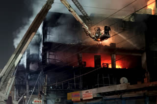 Delhi Mundka Fire,massive fire broke out in building,Mundka metro station,Mundka fire Incident,ರಾಷ್ಟ್ರ ರಾಜಧಾನಿ ದೆಹಲಿ ಬೆಂಕಿ ಅವಘಢ,ದೆಹಲಿಯ ಬೃಹತ್ ಕಟ್ಟಡದಲ್ಲಿ ಬೆಂಕಿ,ದೆಹಲಿಯ ಬೃಹತ್​ ಕಟ್ಟಡದಲ್ಲಿ ಬೆಂಕಿ,ದೆಹಲಿಯಲ್ಲಿ ಭಾರಿ ಅಗ್ನಿ ದುರಂತ