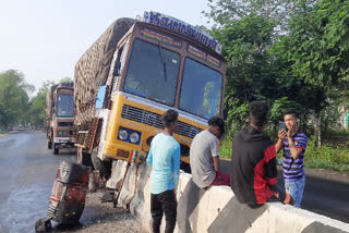 கிளீனர் லாரி ஓட்டியதால் விபரீதம் சாலையின் தடுப்புச்சுவரில் ஏறி நின்ற முட்டை லாரி